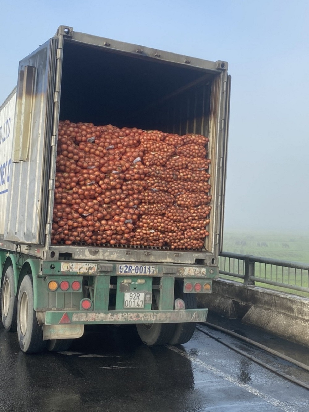 Xe container bốc cháy dữ dội, tài xế bung cửa thoát thân ảnh 4