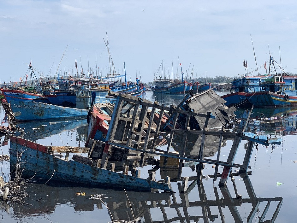Nhếch nhác 'nghĩa địa' tàu cá tiền tỉ ở cảng Sa Huỳnh ảnh 1