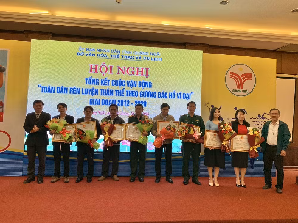 Quảng Ngãi khen thưởng tập thể và cá nhân tham gia tổ chức giải Marathon Tiền Phong 2020 ảnh 1