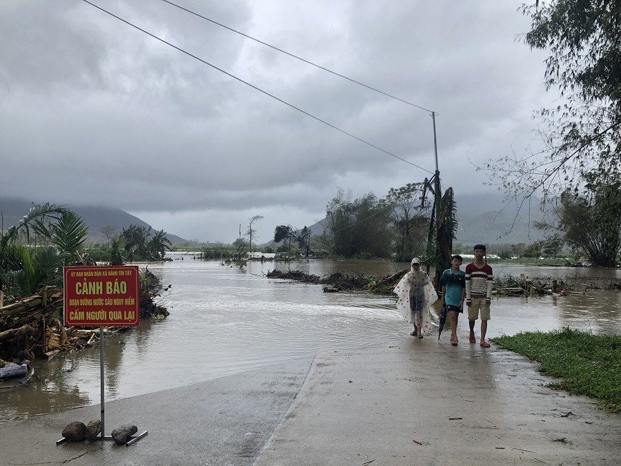 Mưa lớn, nhiều tuyến đường Quảng Ngãi ngập sâu trong nước ảnh 9
