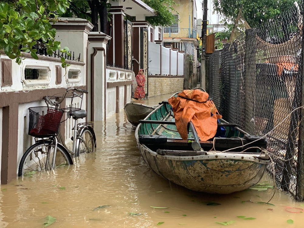 Người dân Quảng Ngãi, Quảng Nam hối hả chạy lũ ảnh 4