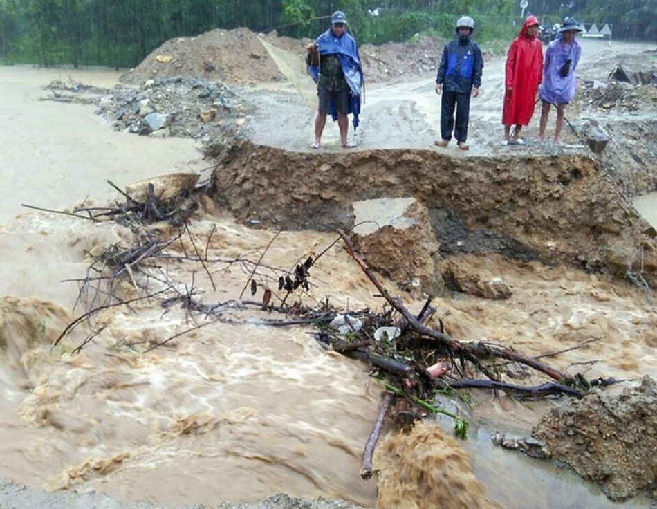 Quảng Ngãi: Một người bị lũ cuốn trôi mất tích, sạt lở chia cắt nhiều tuyến đường ảnh 2
