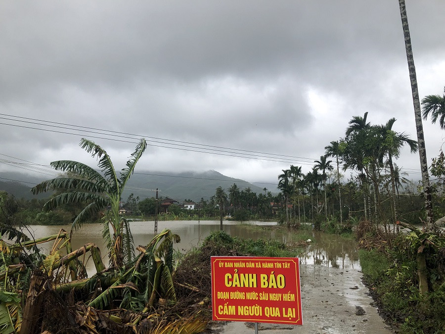 Mưa lớn, nhiều tuyến đường Quảng Ngãi ngập sâu trong nước ảnh 10
