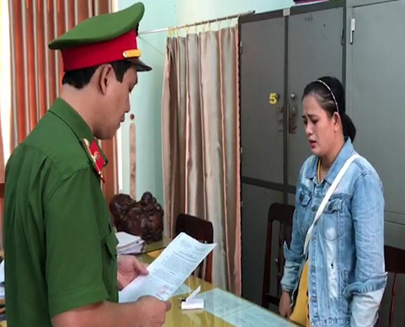 ‘Ăn chặn’ tiền điện hỗ của người nghèo, chủ tịch xã và kế toán bị khởi tố ảnh 1