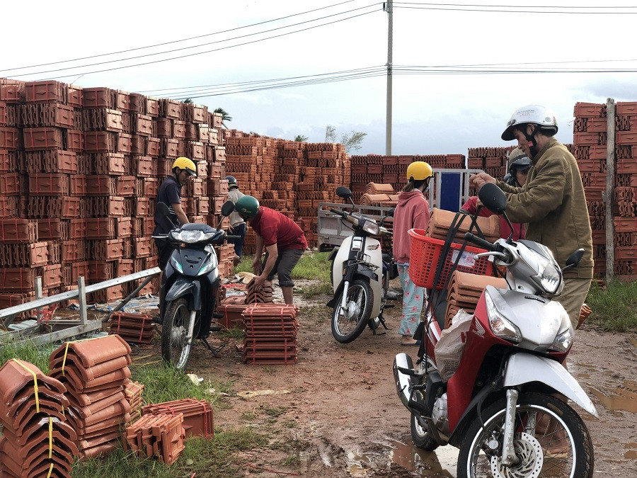 Quảng Ngãi: Giá ngói, tôn tăng bất thường sau bão số 9 ảnh 3