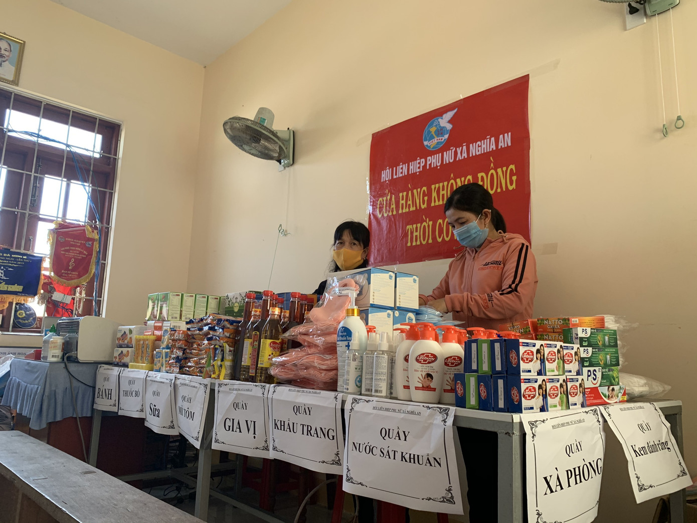 ‘Cửa hàng nụ cười’ của chị em xã nghèo chia sẻ với người gặp khó ảnh 1