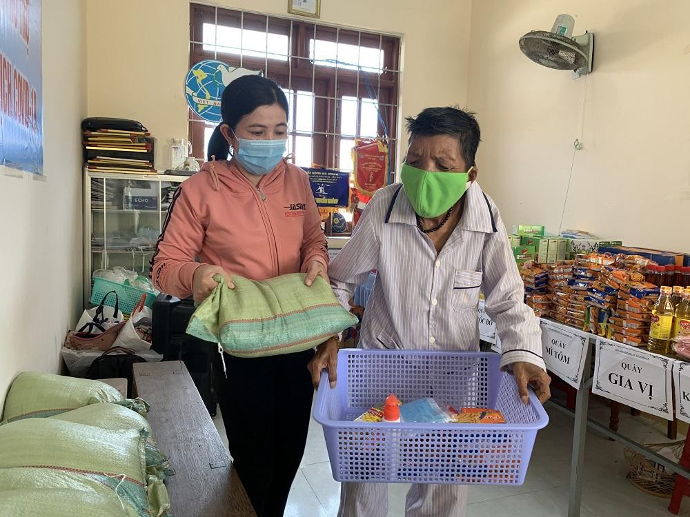 ‘Cửa hàng nụ cười’ của chị em xã nghèo chia sẻ với người gặp khó ảnh 2