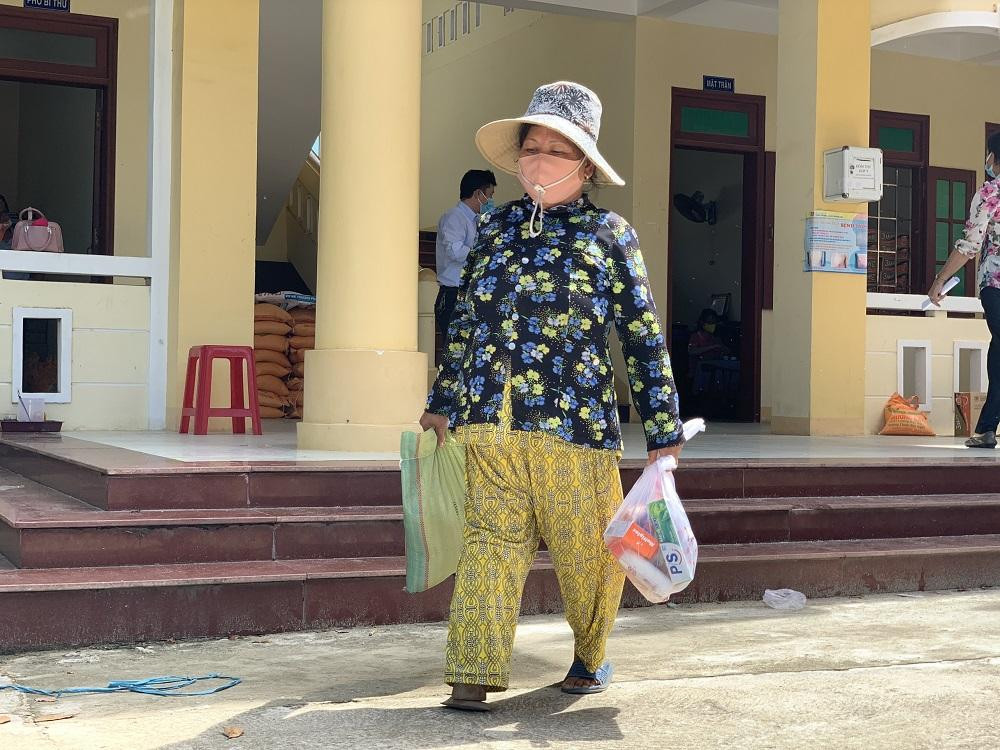 ‘Cửa hàng nụ cười’ của chị em xã nghèo chia sẻ với người gặp khó ảnh 10