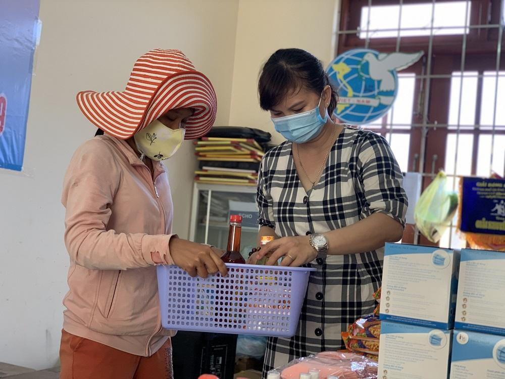 ‘Cửa hàng nụ cười’ của chị em xã nghèo chia sẻ với người gặp khó ảnh 4