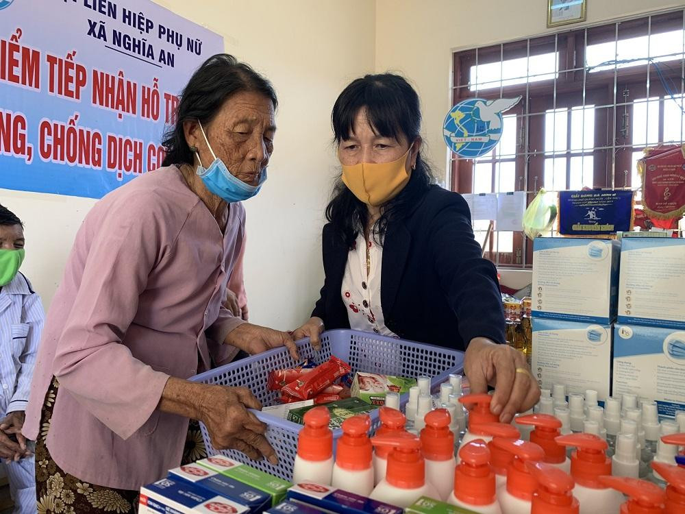 ‘Cửa hàng nụ cười’ của chị em xã nghèo chia sẻ với người gặp khó ảnh 8