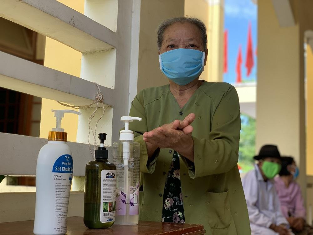 ‘Cửa hàng nụ cười’ của chị em xã nghèo chia sẻ với người gặp khó ảnh 3