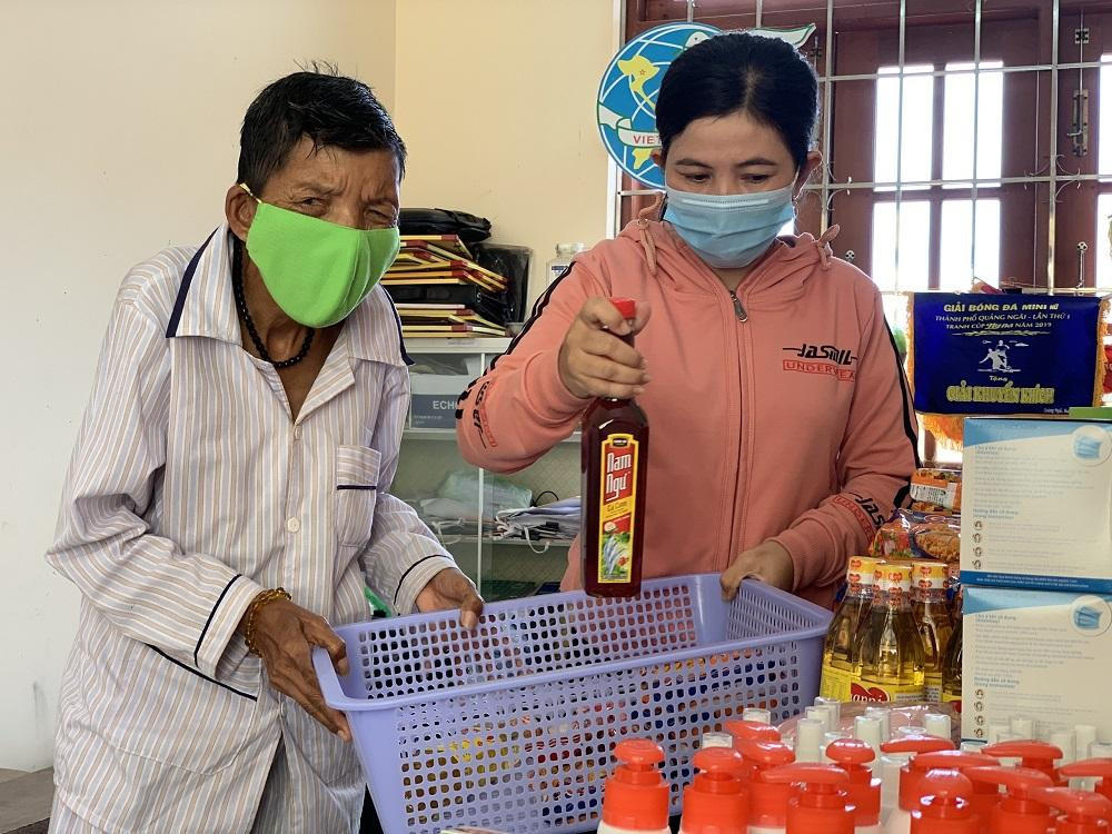 ‘Cửa hàng nụ cười’ của chị em xã nghèo chia sẻ với người gặp khó ảnh 7