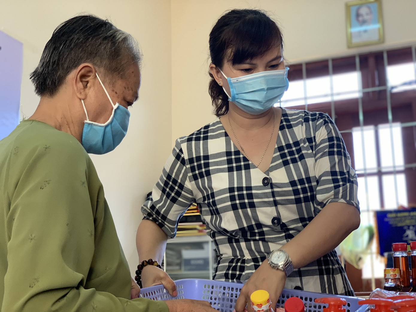 ‘Cửa hàng nụ cười’ của chị em xã nghèo chia sẻ với người gặp khó ảnh 5