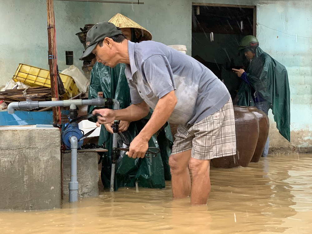 Người dân Quảng Ngãi, Quảng Nam hối hả chạy lũ ảnh 9