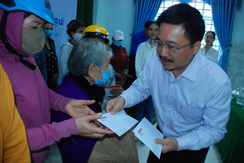 Hoa hậu Việt Nam cứu trợ tại Quảng Ngãi ảnh 1