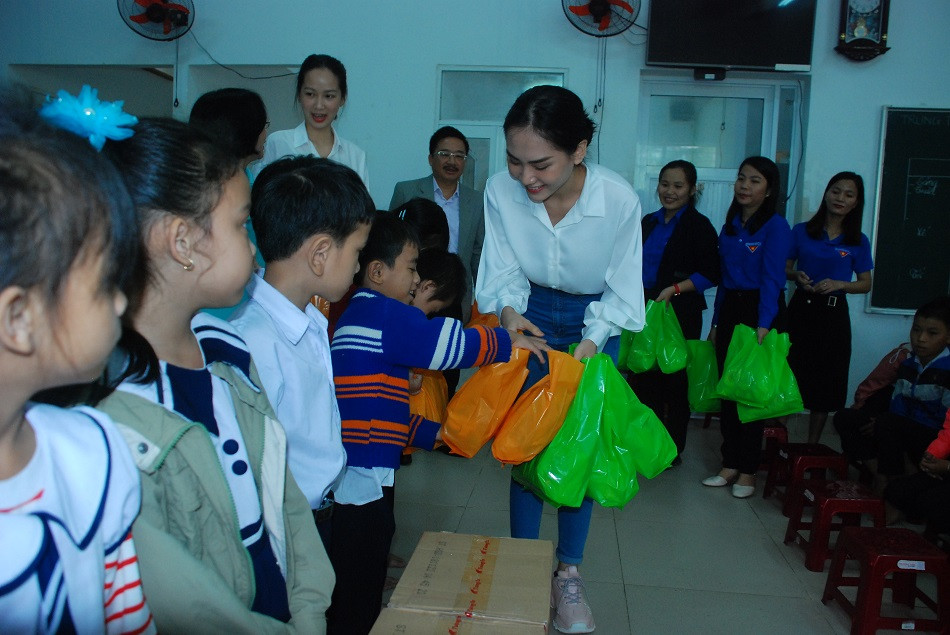 Hoa hậu Việt Nam cứu trợ tại Quảng Ngãi ảnh 7
