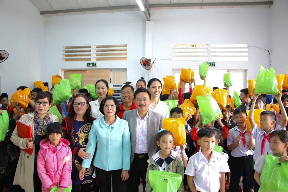 Hoa hậu Việt Nam cứu trợ tại Quảng Ngãi ảnh 9