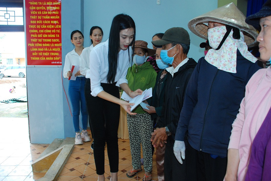 Hoa hậu Việt Nam cứu trợ tại Quảng Ngãi ảnh 2