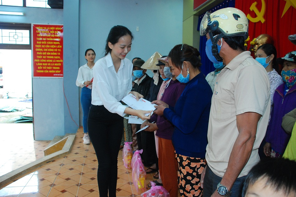 Hoa hậu Việt Nam cứu trợ tại Quảng Ngãi ảnh 3
