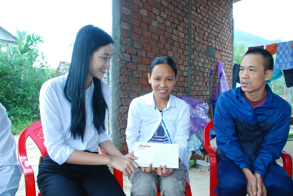 Hoa hậu Việt Nam cứu trợ tại Quảng Ngãi ảnh 5