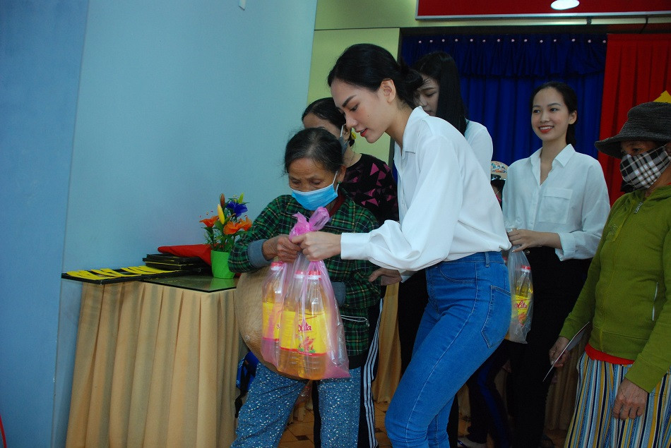 Hoa hậu Việt Nam cứu trợ tại Quảng Ngãi ảnh 6