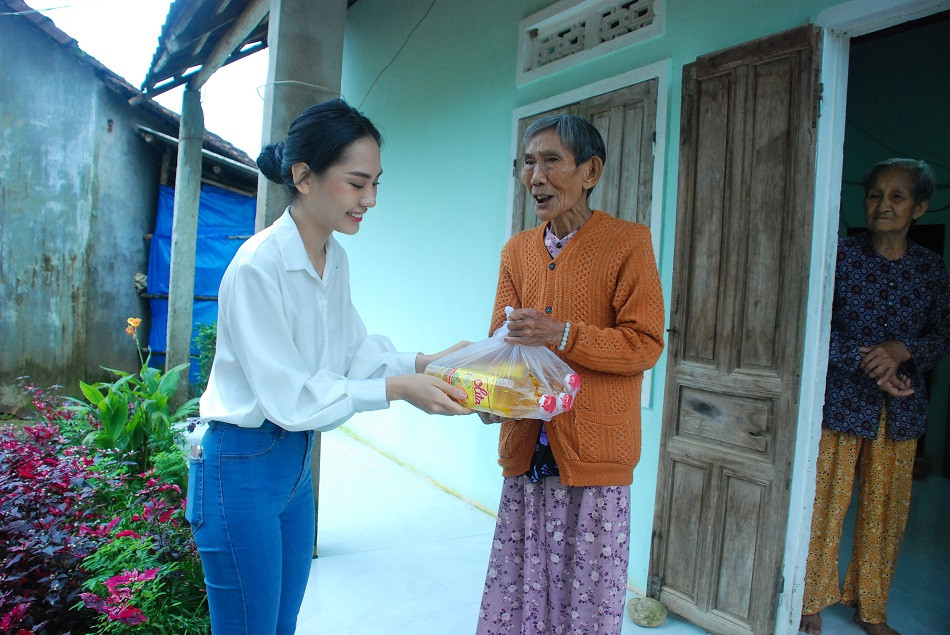 Hoa hậu Việt Nam cứu trợ tại Quảng Ngãi ảnh 4