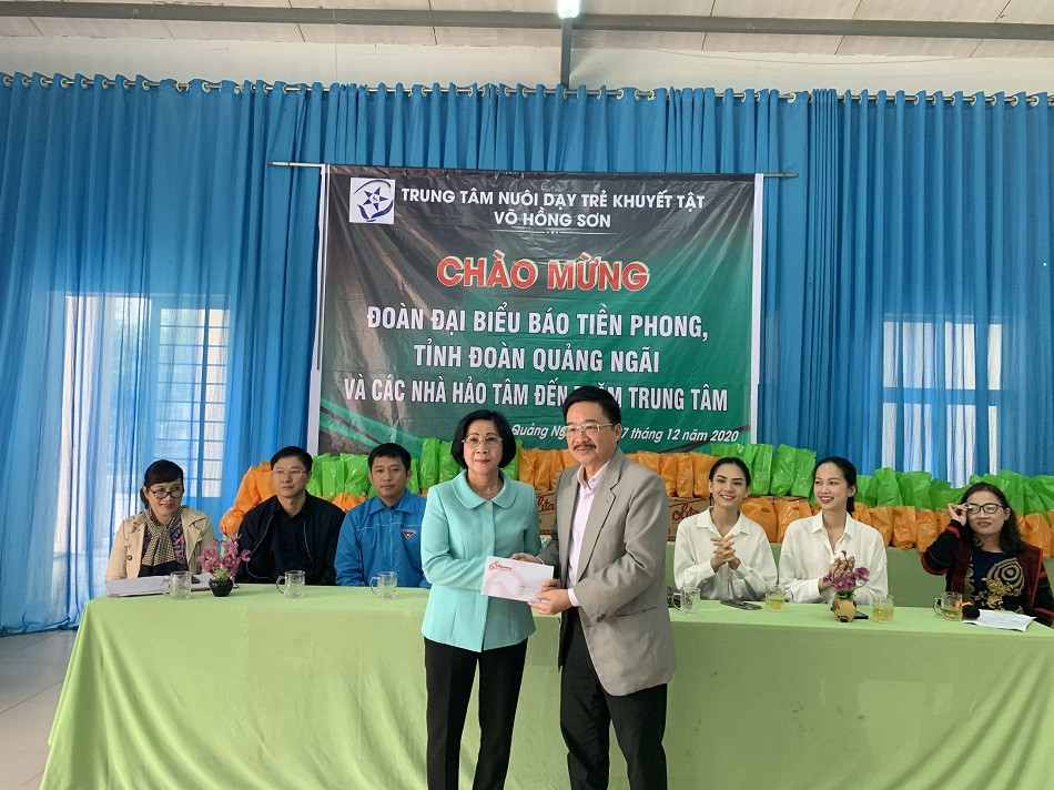 Hoa hậu Việt Nam cứu trợ tại Quảng Ngãi ảnh 8