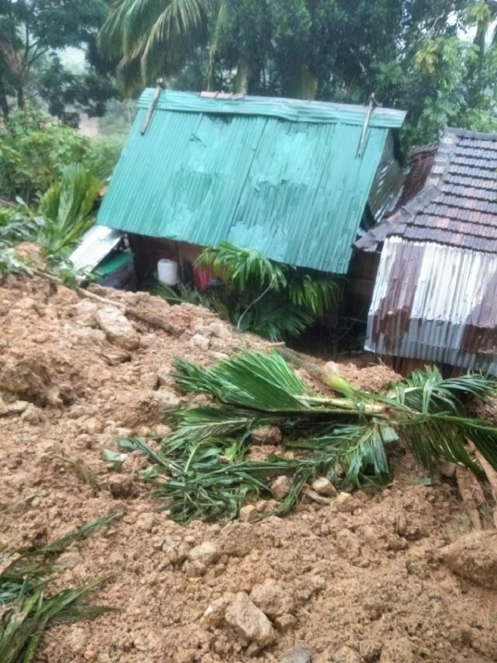 Ảnh hưởng bão số 6: Sạt lở núi chia cắt nhiều tuyến đường, Quảng Ngãi thiệt hại nặng ảnh 3