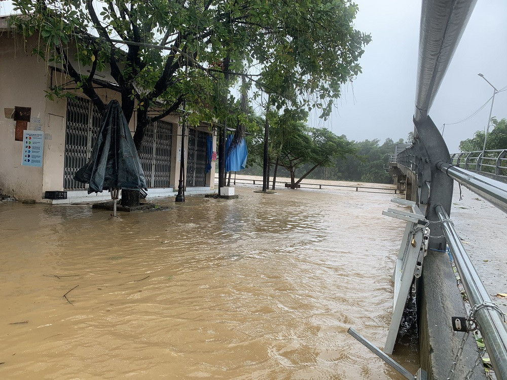 Người dân Quảng Ngãi, Quảng Nam hối hả chạy lũ ảnh 1