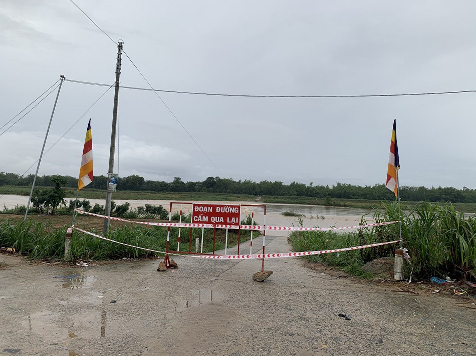 Quảng Ngãi: Một người bị lũ cuốn trôi mất tích, sạt lở chia cắt nhiều tuyến đường ảnh 5