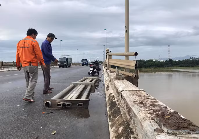 Va chạm liên hoàn, xe khách nằm vắt vẻo trên thành cầu ảnh 3