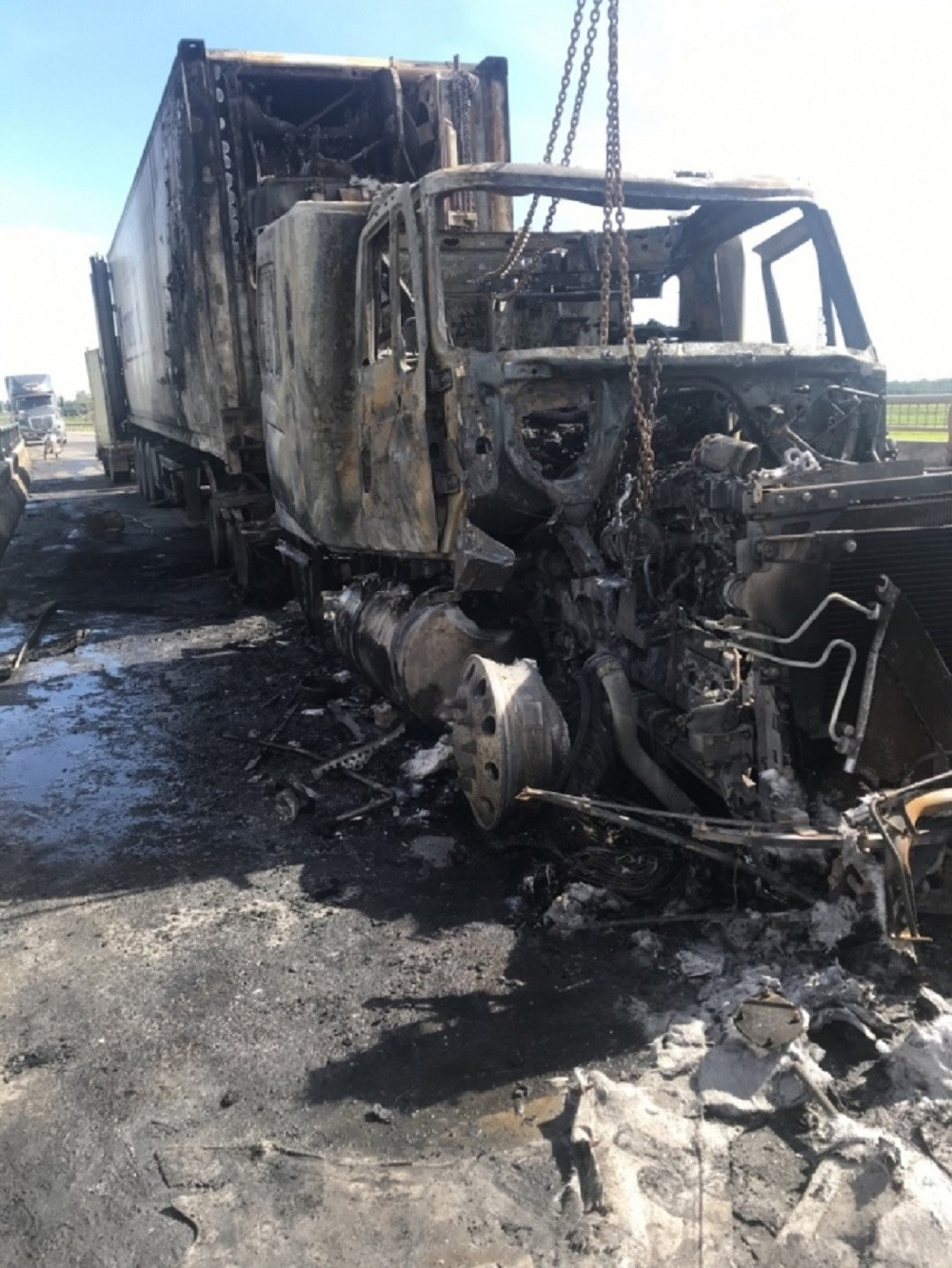 Xe container bốc cháy dữ dội, tài xế bung cửa thoát thân ảnh 5