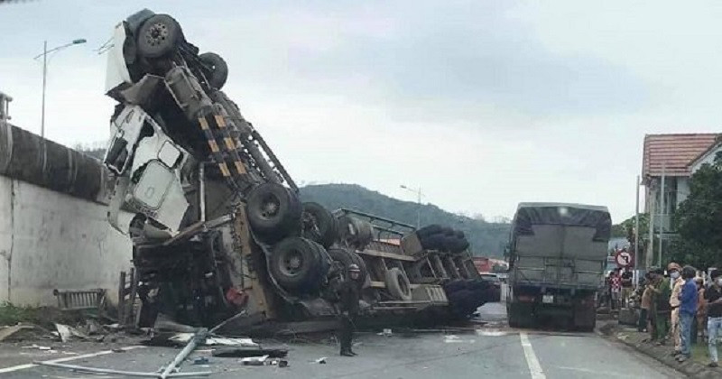 Tránh ổ gà, xe container lao từ cầu vượt xuống đường nằm ‘phơi bụng’ ảnh 1