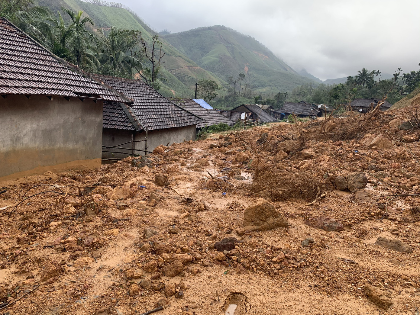 Bão 13 dữ dội nhất từ đêm nay đến sáng mai, nguy cơ ngập lụt lớn ảnh 11