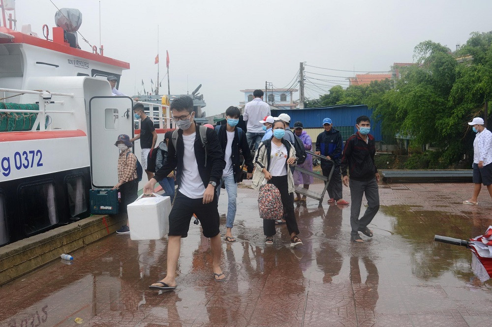 Hàng trăm du khách vội vã rời đảo Lý Sơn để tránh bão số 5 ảnh 3