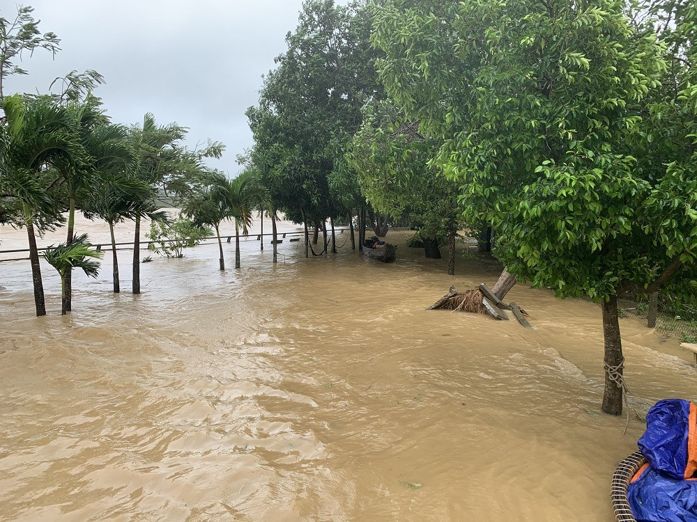 Người dân Quảng Ngãi, Quảng Nam hối hả chạy lũ ảnh 2