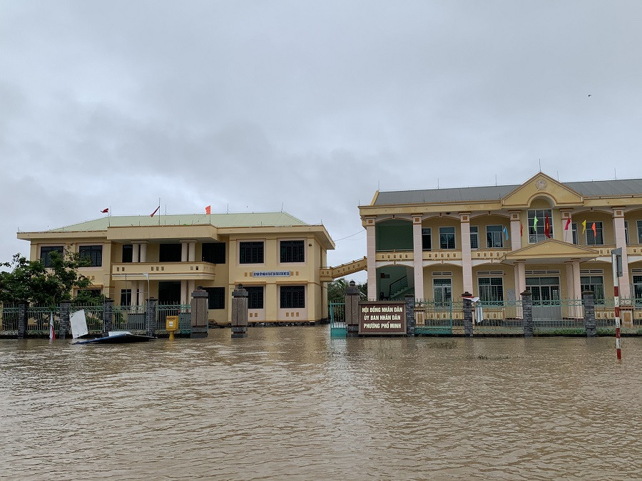 Mưa lớn, nhiều tuyến đường Quảng Ngãi ngập sâu trong nước ảnh 15