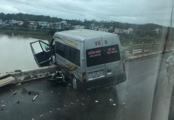 Va chạm liên hoàn, xe khách nằm vắt vẻo trên thành cầu ảnh 1