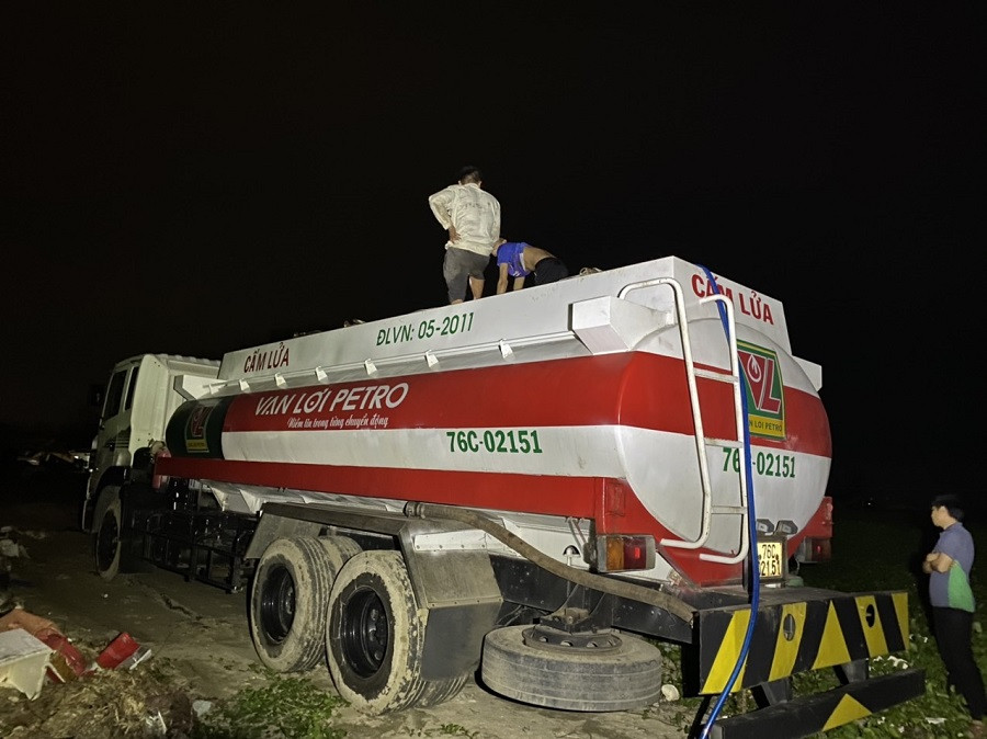 Hút 10 tấn dầu trên tàu vận tải bị nạn ở vùng biển Quảng Ngãi ảnh 2