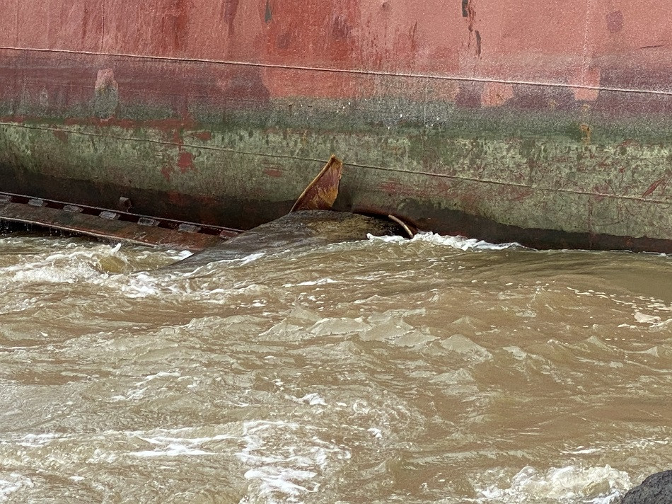 Tàu chứa 10 tấn dầu gặp nạn ở vùng biển Quảng Ngãi ảnh 2