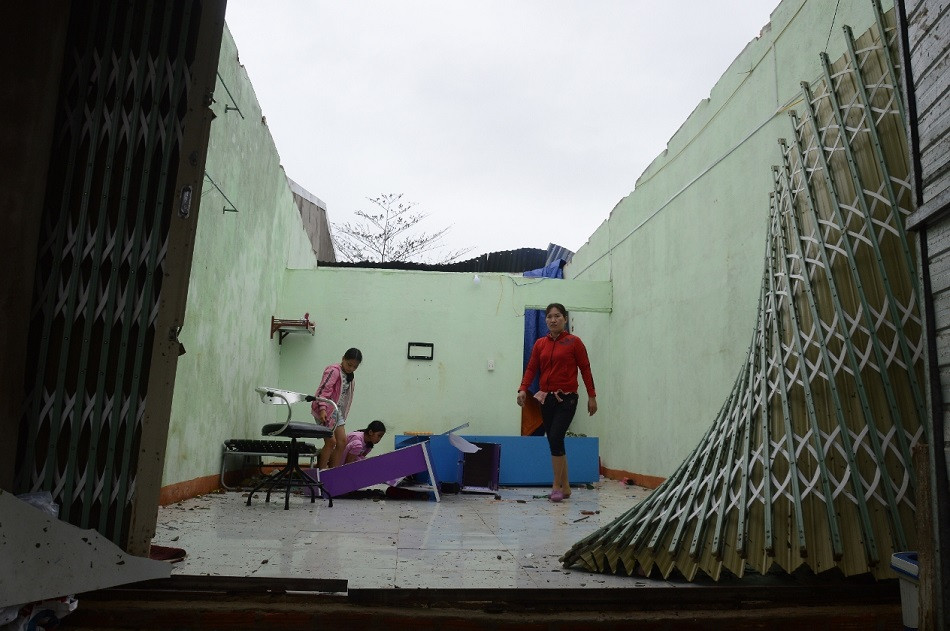 Những giọt nước mắt của người dân Quảng Ngãi sau 'cuồng phong' số 9 ảnh 2