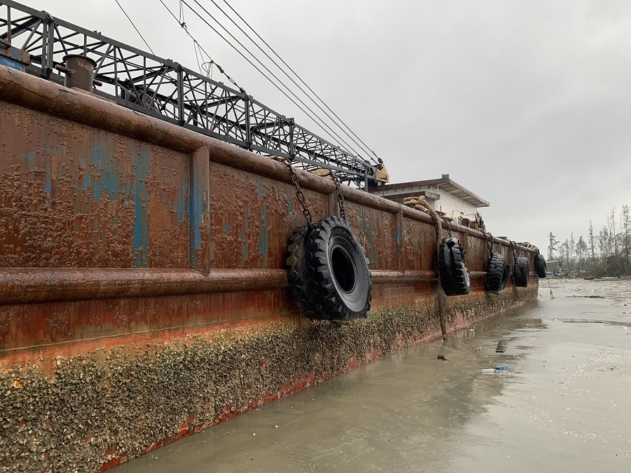 Xà lan trôi dạt trên vùng cảng biển Dung Quất đe dọa an toàn hàng hải ảnh 2