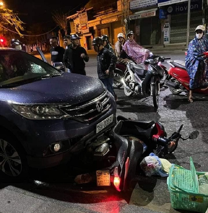 Kinh hãi cảnh ô tô 'nuốt' xe máy chở thai phụ rồi kéo lê trên phố ảnh 1