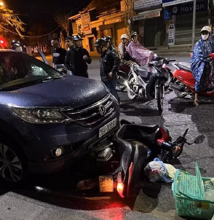 Kinh hãi cảnh ô tô 'nuốt' xe máy chở thai phụ rồi kéo lê trên phố ảnh 1