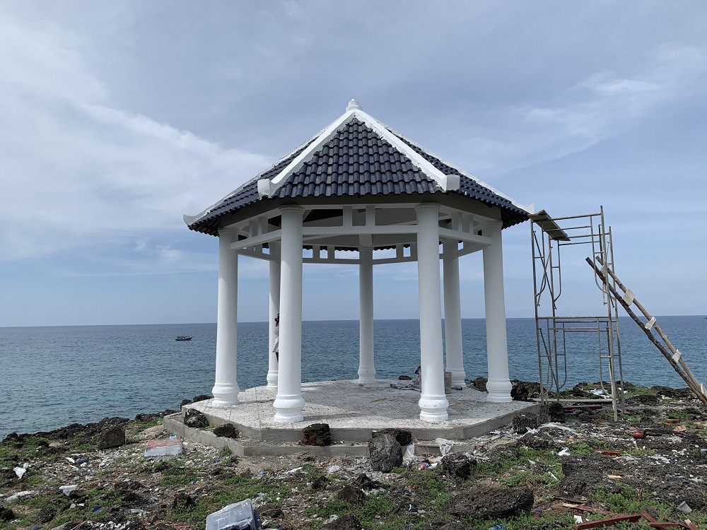 Tháo dỡ điểm dừng chân du lịch xây trên bãi đá nham thạch ngàn năm tuổi ở đảo Bé-Lý Sơn ảnh 1