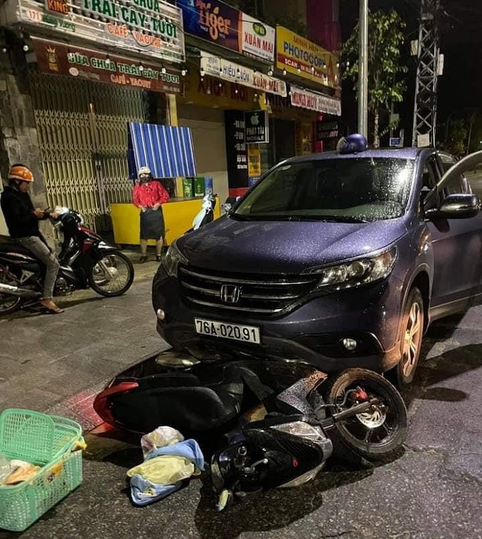 Kinh hãi cảnh ô tô 'nuốt' xe máy chở thai phụ rồi kéo lê trên phố ảnh 2