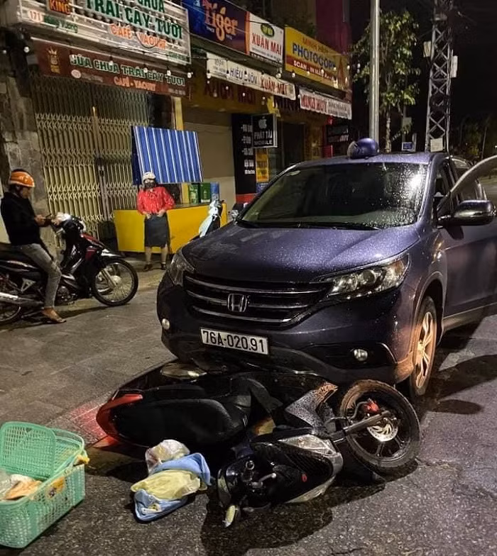Kinh hãi cảnh ô tô 'nuốt' xe máy chở thai phụ rồi kéo lê trên phố ảnh 2