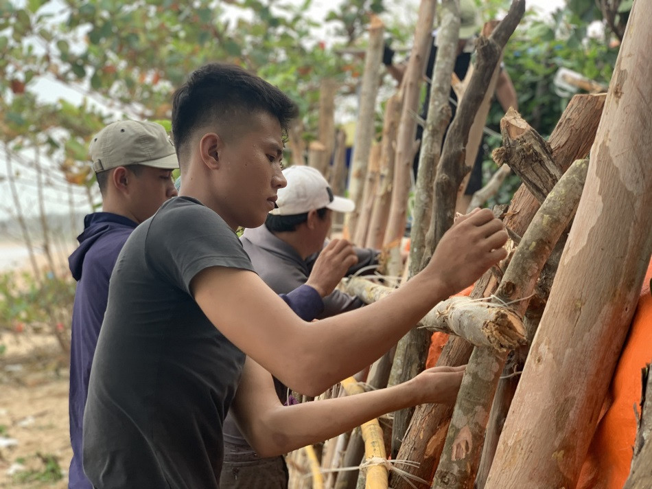 Người dân Quảng Ngãi hối hả ra biển lấy cát chống bão số 9 ảnh 8