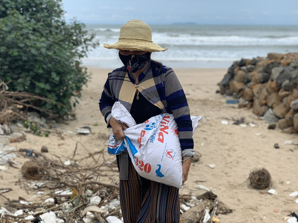 Người dân Quảng Ngãi hối hả ra biển lấy cát chống bão số 9 ảnh 12