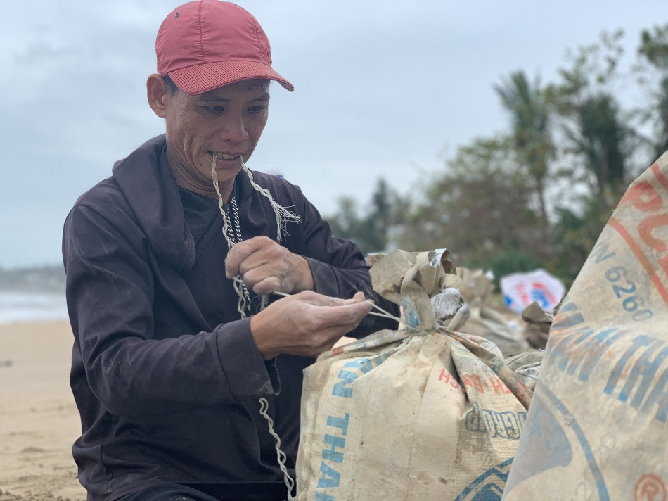Người dân Quảng Ngãi hối hả ra biển lấy cát chống bão số 9 ảnh 2